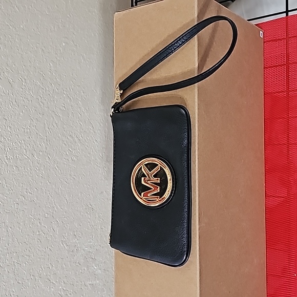 Michael Kors wristlet - Picture 1 of 1